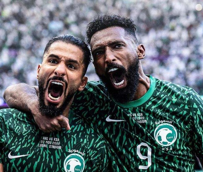 Dos jugadores de la selección de fútbol saudí celebran el resultado ante Argentina. (Twitter)