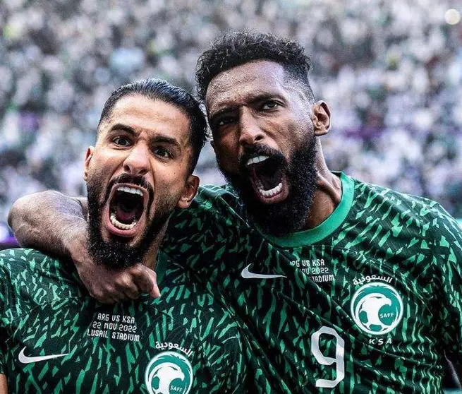 Dos jugadores de la selección de fútbol saudí celebran el resultado ante Argentina. (Twitter)