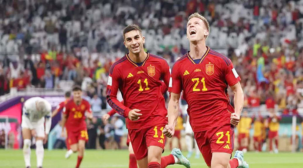 La alegría de Dani Olmo -derecha- tras marcar el gol número 100 de España en un Mundial. (fifa.com)