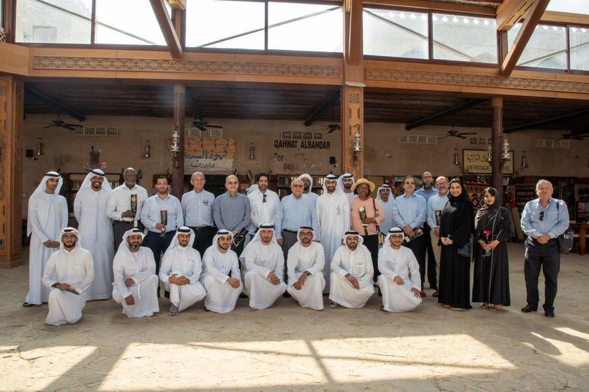 Los embajadores y autoridades emiratíes en Khorfakkan. (WAM)