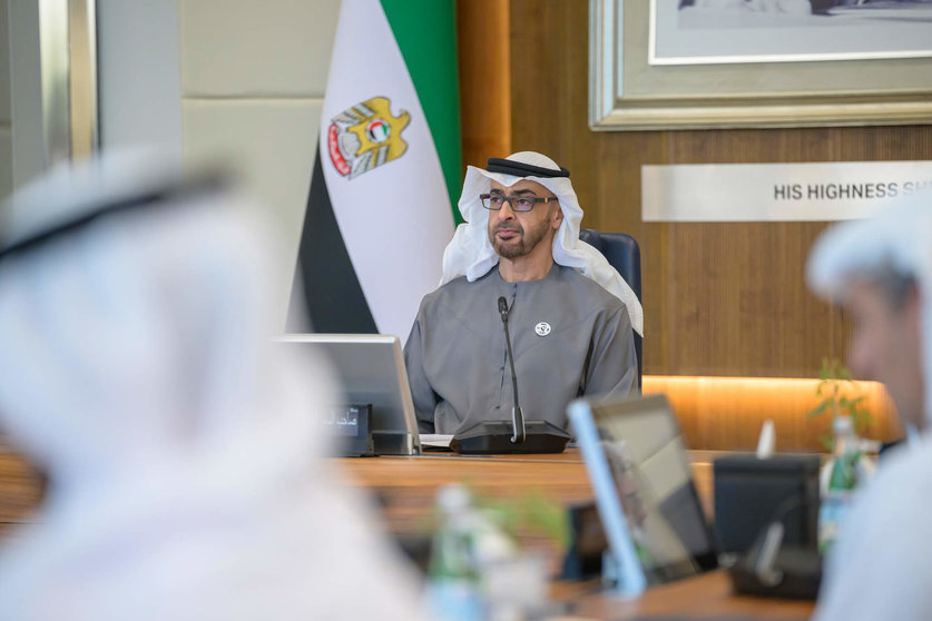 El presidente de EAU durante una reunión de ADNOC. (WAM)