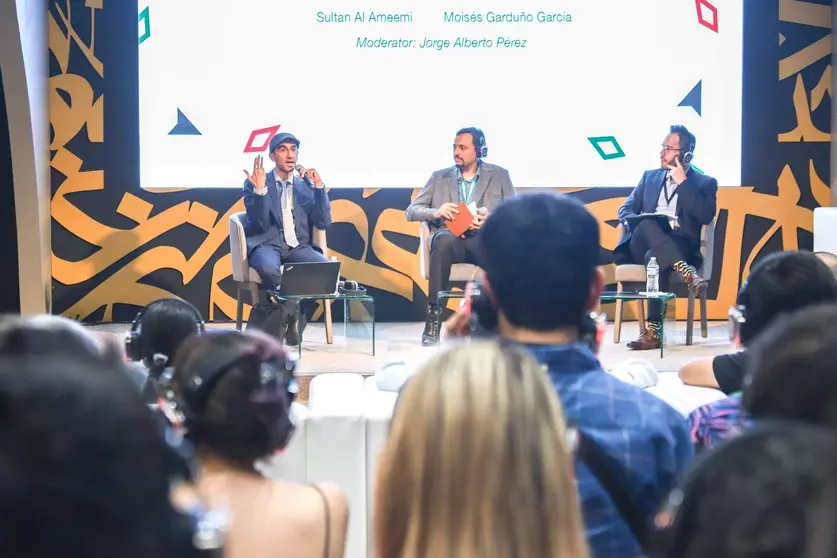 Un momento de la conferencia del escritor emiratí en la Feria del Libro de Guadalajara. (WAM)