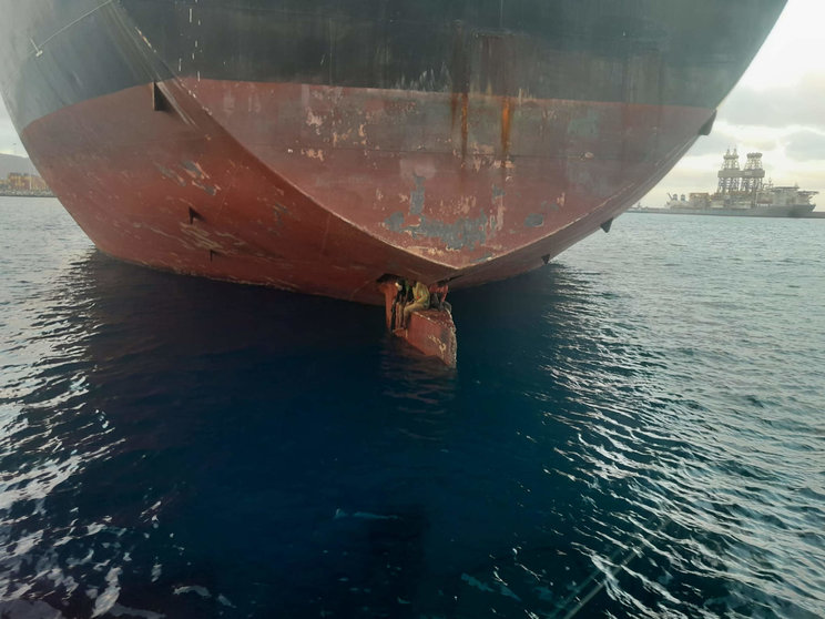 Una imagen de Salvamento Marítimo de España mostró a los tres migrantes en la pala del timón del buque.