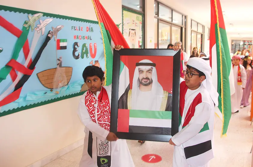 Desfile presidido por la imagen del presidente de Emiratos Árabes Unidos, el jeque Mohamed bin Zayed Al Nahyan. (EL CORREO)