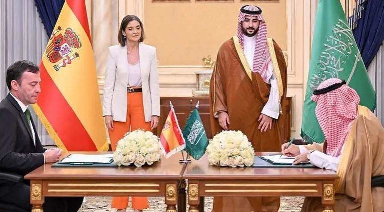 Un momento de la firma del memorando entre Arabia Saudita y España. (SPA)