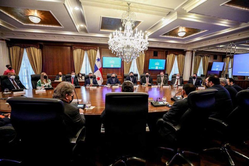 Un momento de la reunión entre el presidente de Panamá y los inversores de EAU. (Twitter)