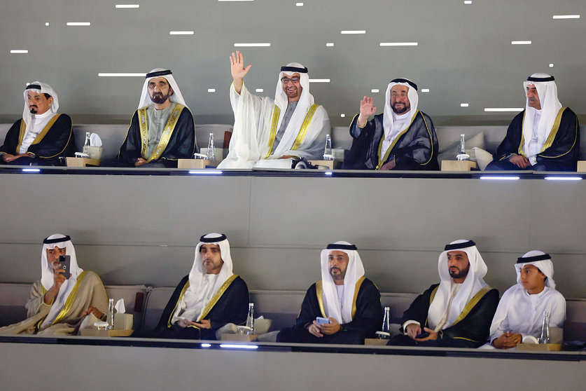 El presidente de Emiratos Árabes, junto a los miembros del Consejo Supremo durante la celebración oficial del 51 Día Nacional. (WAM)