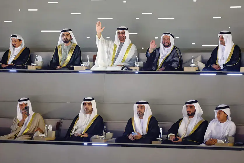 El presidente de Emiratos Árabes, junto a los miembros del Consejo Supremo durante la celebración oficial del 51 Día Nacional. (WAM)