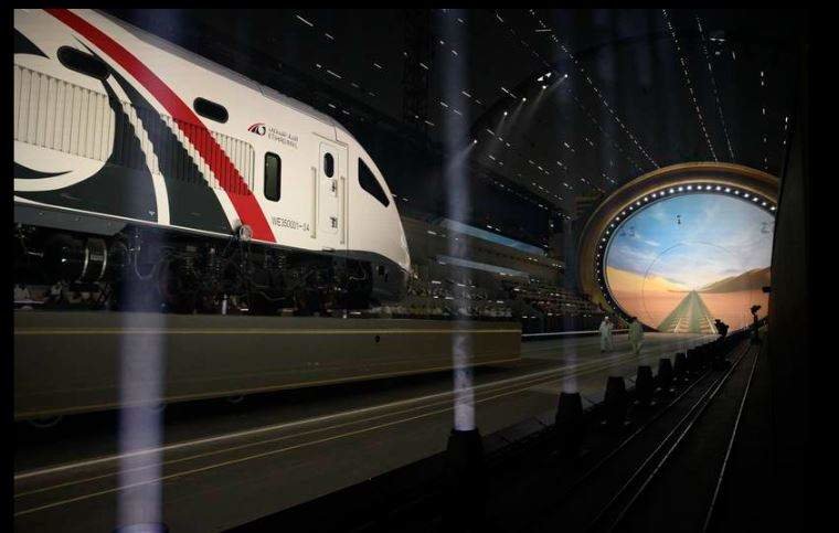 Momento en el que el tren aparece en la celebración del Día Nacional de Emiratos 2022. (Corte Presidencial de EAU)