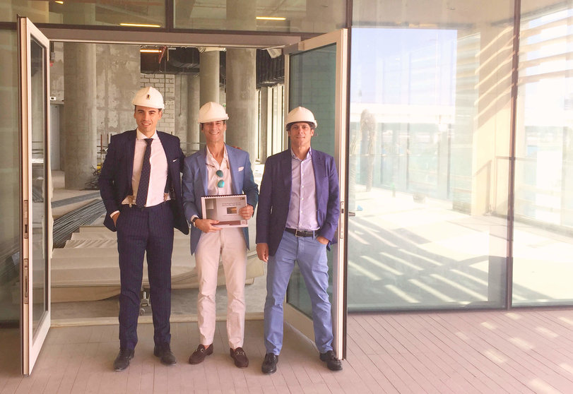 Jaime Castañeda y los hermanos Fernando y Pedro de León cuando, hace seis años, se iniciaba el 
proyecto de 99 Sushi Bar Abu Dhabi. (Cedida)