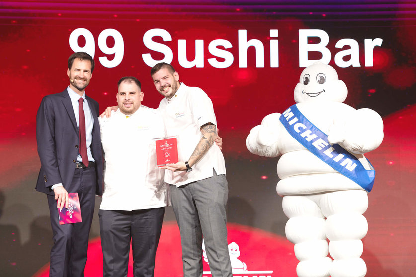 Los chefs de 99 Sushi Bar Abu Dhabi, Thinus Van der Westhuizen -en el centro- y Rubén Guerrero -a su derecha-, en el momento de recibir la estrella Michelín. (Guía Michelin)