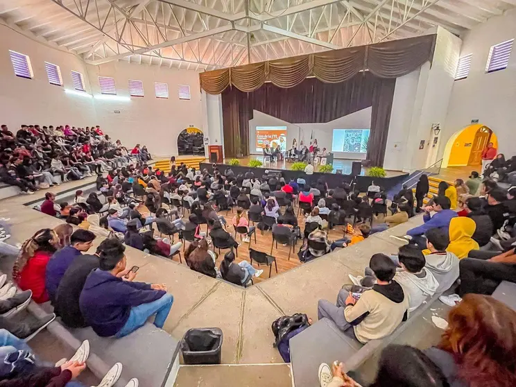 Un momento de la conferencia de la representante emiratí en un colegio de Guadalajara en México. (WAM)