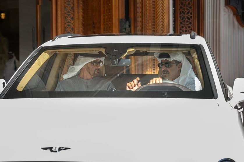El presidente de Emiratos viaja en el coche conducido por el emir de Qatar. (Twitter)