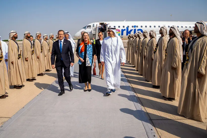 El presidente de Israel es recibido por el ministro de Asuntos Exteriores de EAU en Abu dhabi. (WAM)