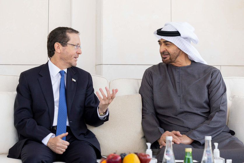 El presidente de EAU junto al presidente de Israel en Abu Dhabi. (WAM)