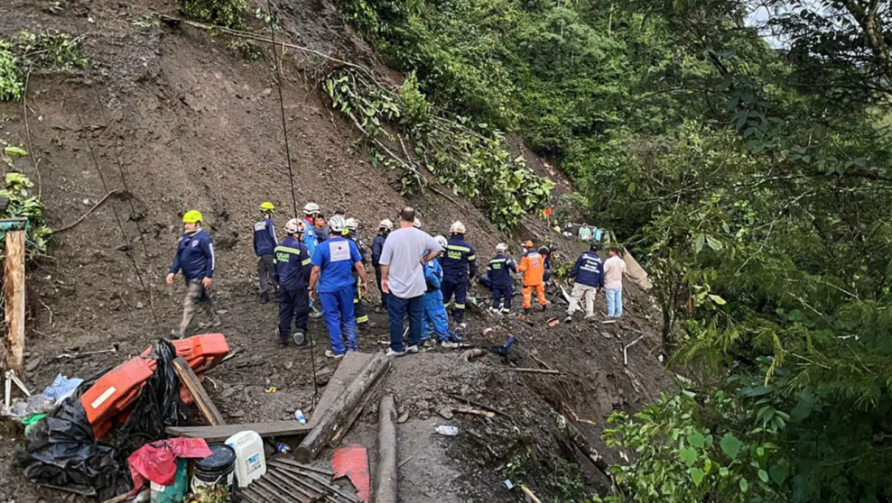 Al menos 30 personas fallecieron, entre ellas tres menores de edad, por un alud de tierra que cayó sobre un bus. (AFP)