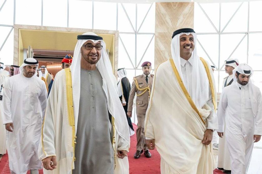 El presidente de EAU (izquierda) junto al emir de Qatar. (Twitter)
