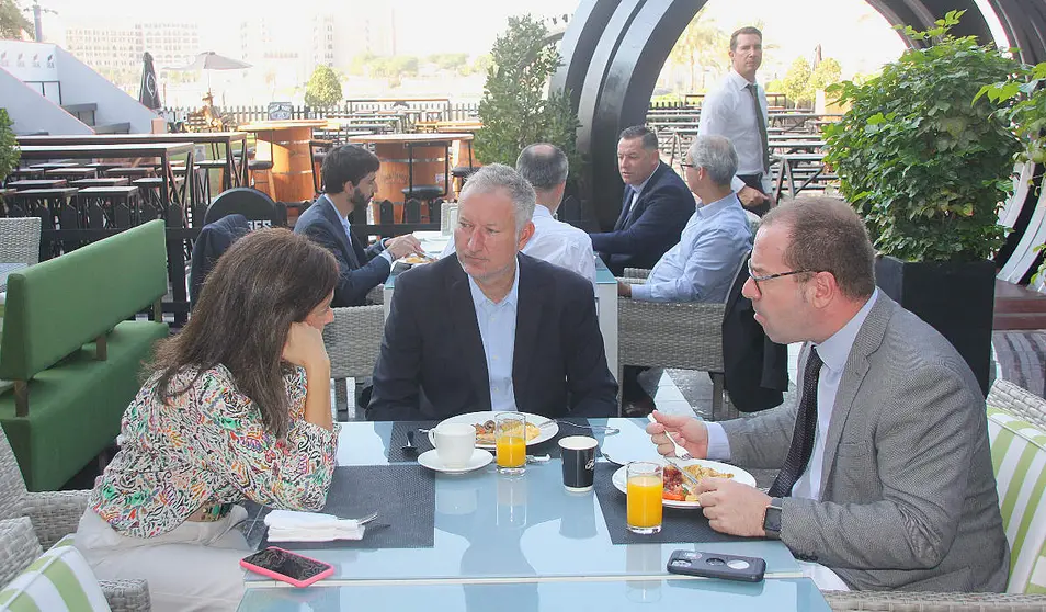 Miembros del SBC intercambian impresiones durante el desayuno celebrado en Abu Dhabi. (EL CORREO)