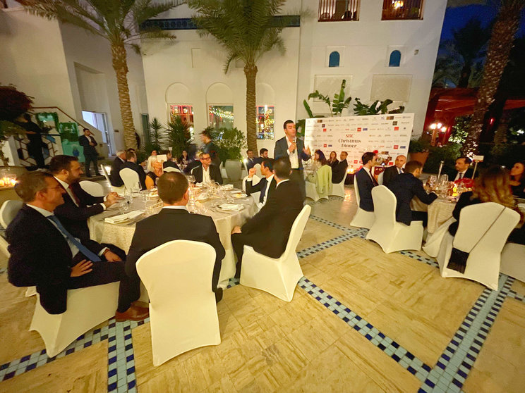 Guillermo Cobelo, presidente de la Cámara de Comercio Oficial de España en Emiratos Árabes, durante su intervención en la cena de Navidad celebrada en Dubai. (EL CORREO)