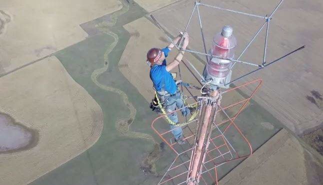 El ingeniero en lo alto de la torre. (Prairie Aerial)