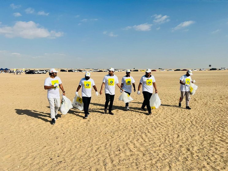 Un grupo de voluntarios en el desierto de Dubai. (Twitter)