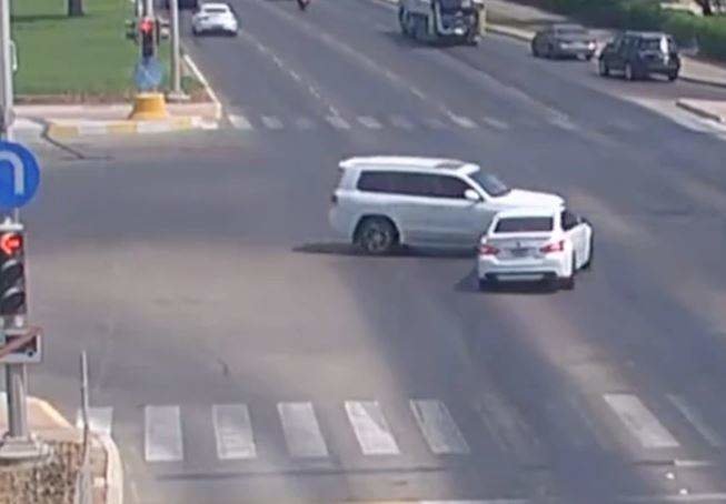 Una captura de pantalla del vídeo del accidente. (Policía de Abu Dhabi)