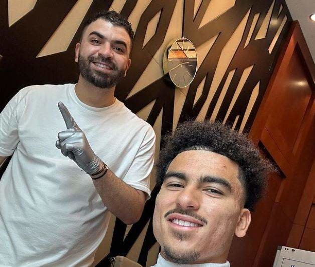 El peluquero de Dubai junto a uno de los futbolistas. (Instagram)