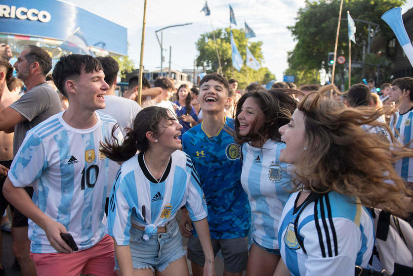 Un grupo de personas celebra la victoria de la selección nacional durante la transmisión del partido del Mundial de Qatar 2022 entre Argentina y Croacia, hoy, en Rosario (Argentina).( EFE/ Franco Trovato Fuoco)