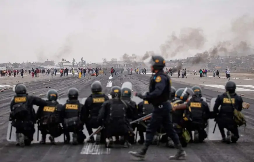 Perú vuelve a vivir una preocupante crisis política que ha provocado numerosos incidentes en las calles. (Twitter)