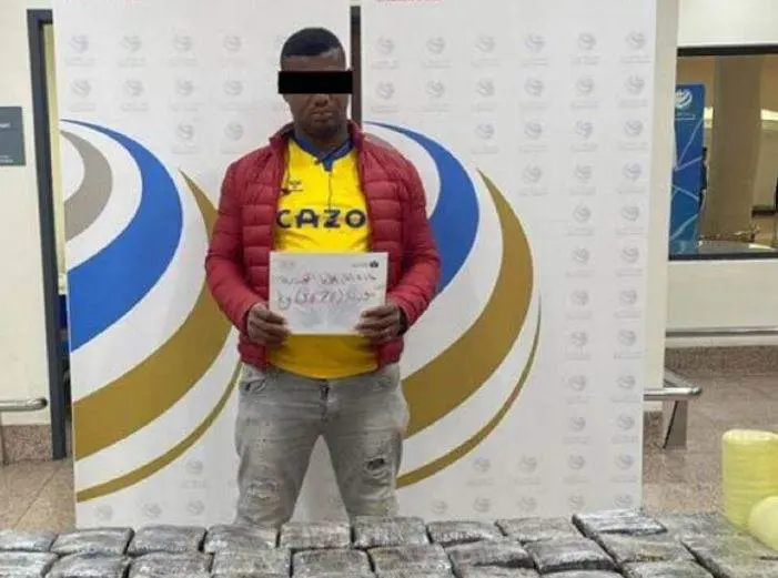 Una imagen del detenido con la marihuana incautada. (Aduanas de Dubai)