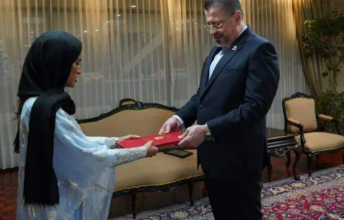 La embajadora de EAU con el presidente de Costa Rica. (Fuente externa)