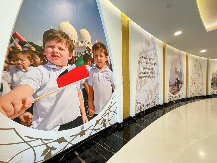 Imagen de los alumnos de The Spanish School of Abu Dhabi en la galería de la Gran Mezquita del Jeque Zayed. (EL CORREO)