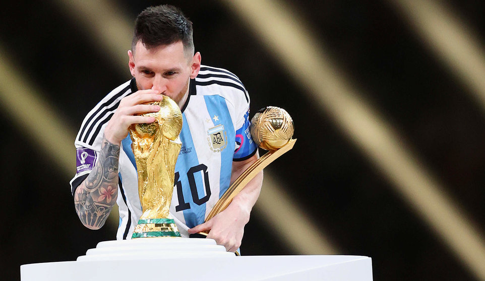 Messi besa la copa tras ganar Argentina el Mundial de Qatar 2022. (Twitter)