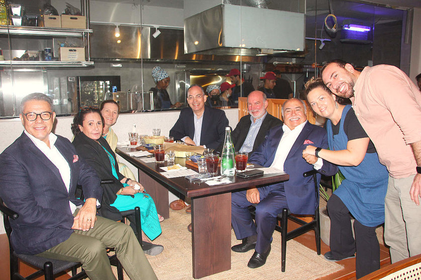 La chef Shaw Lash y Tarek Islam, impulsores de Lila Wood-Fired Taquería en Dubai, junto a Luis Alfonso de Alba y Francisco Alonso, entre otros invitados. (EL CORREO)
