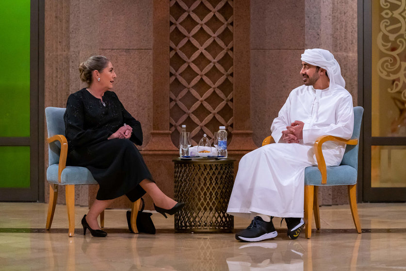 La primera dama de Israel junto al ministro de Exteriores de EAU en Abu Dhabi. (WAM)