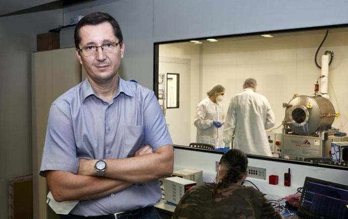 El profesor Adrano Camps en un laboratorio de la Univerdad de Catalunya-BarcelonaTech. (Fuente Externa)