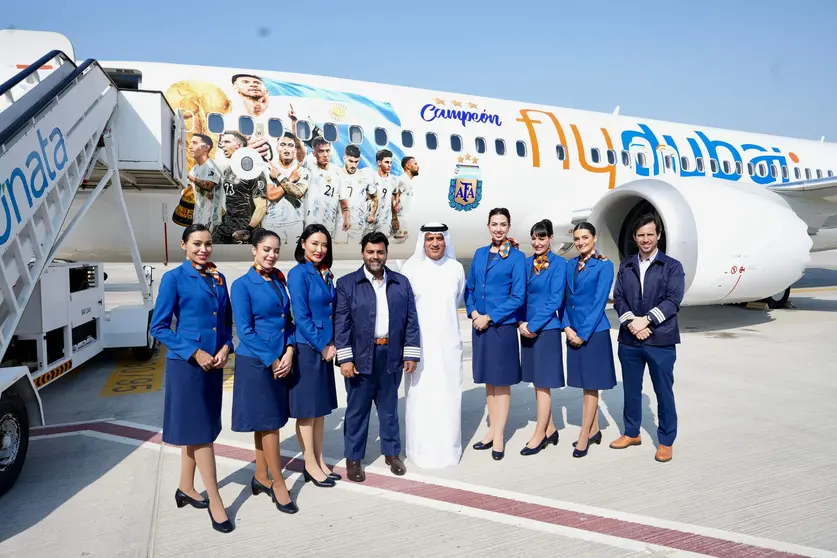 El avión de flydubai con la imagen de la selección de fútbol de Argentina. (Twitter)