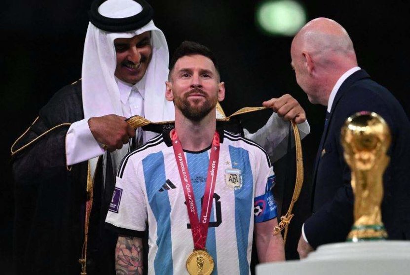 Momento en el que el emir de Qatar coloca a Messi la capa durante el Mundial 2022 (Twitter)