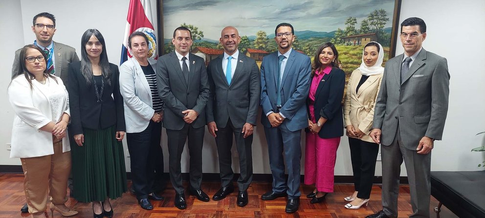 Miembros de la misión emiratí con representantes de Costa Rica. (WAM)