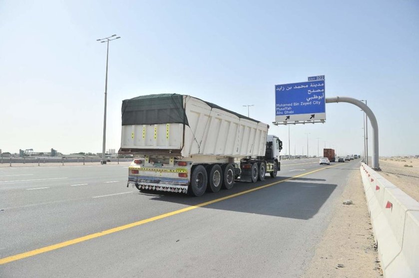 Un camión en una carretera de Abu Dhabi. (WAM)