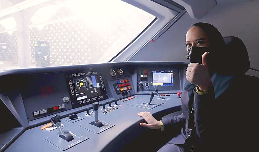 Conductora de tren de alta velocidad en Arabia muestra su satisfacción al frente de los mandos. (@SARSaudiRailway)
