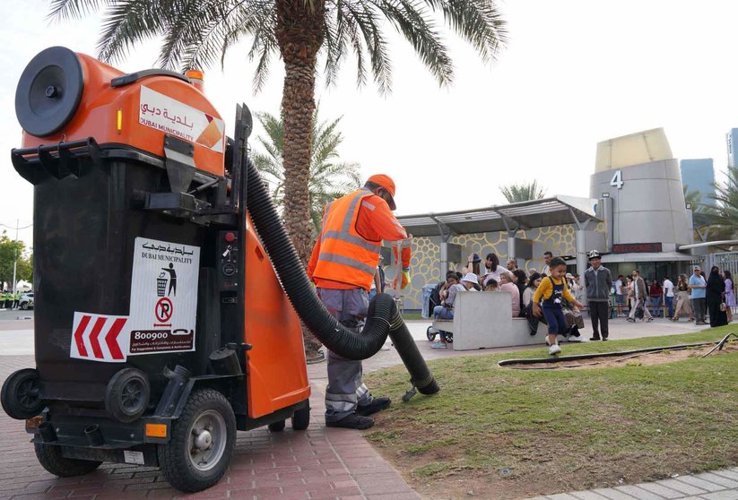 Un operario de limpieza de la Municipalidad de Dubai. (WAM)
