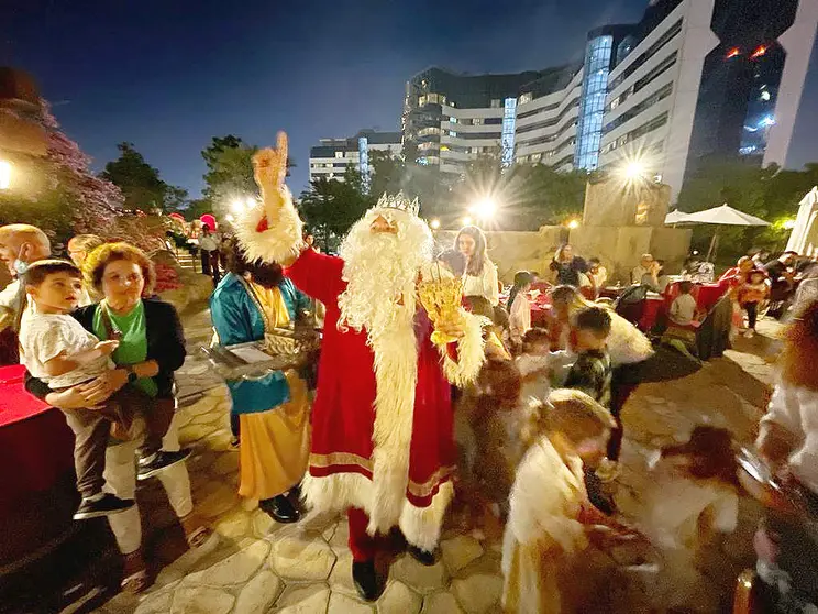 Melchor se dirige a niños y padres nada más llegar a Dubai. (EL CORREO)