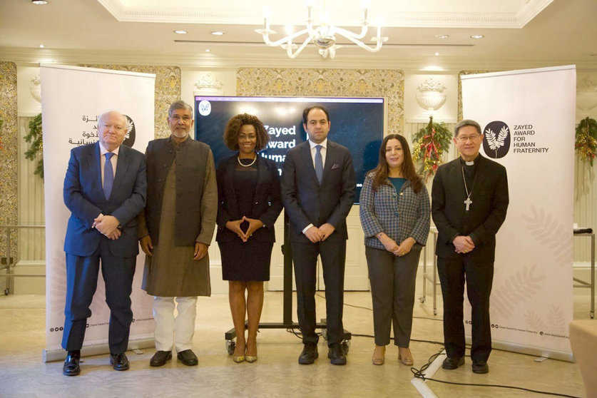 El español Miguel Ángel Moratinos (primero por la izquierda) entre los jueces que fallarán el Premio Zayed de EAU. (WAM)