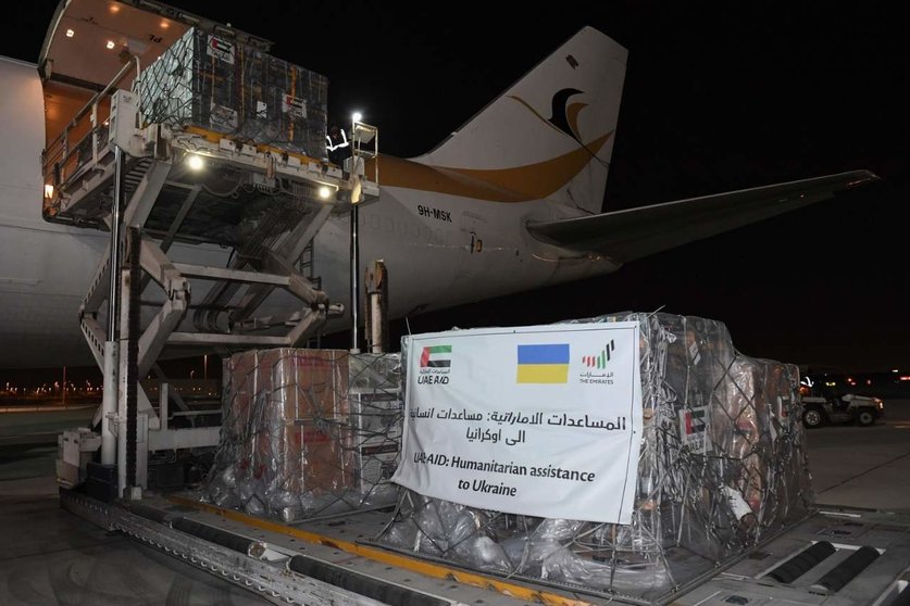 La carga de generadores domésticos enviada por EAU a Ucrana. (WAM)