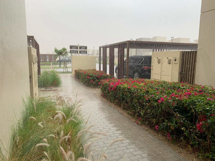 La lluvia cae en el sur de Dubai este sábado. (EL CORREO)