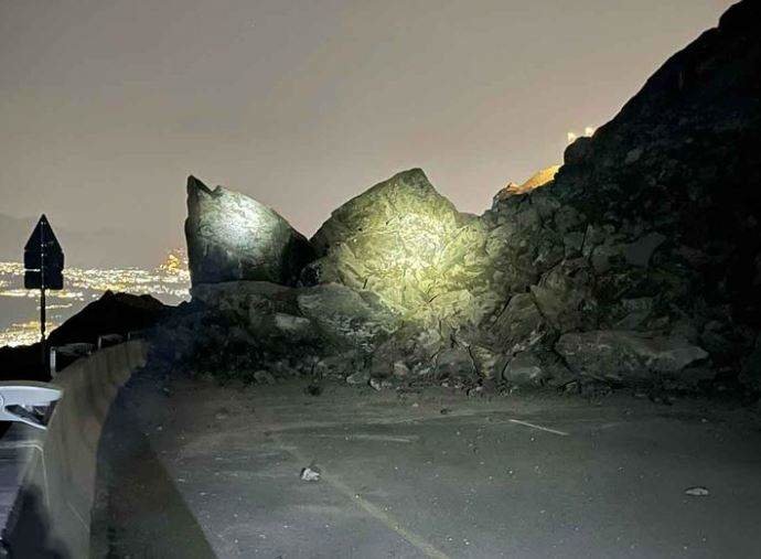 Las rocas caídas en la carretera de Khorfakkan. (Twitter)
