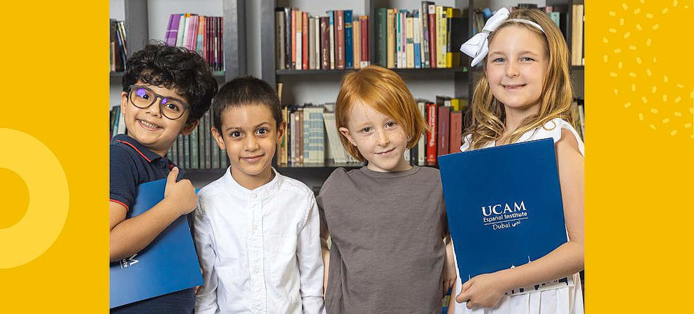 En los cursos de UCAM Dubai nuestros hijos podrán mejorar su ortografía, vocabulario, expresión oral o lectura junto a otros alumnos de su edad y nivel por medio de juegos y divertidas actividades guiados por profesores nativos y titulados.