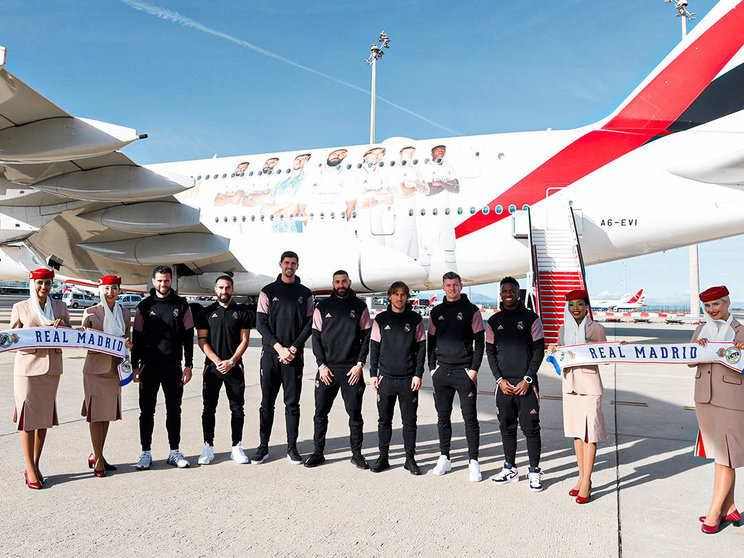 El equipo del Real Madrid antes de partir a Arabia Saudita con el A380. (Emirates)