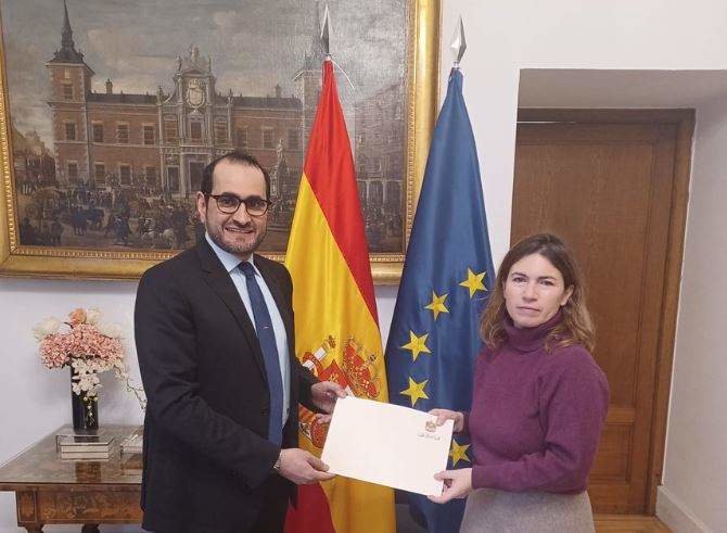 El nuevo embajador emiratí en España junto a la directora de Protocolo española. (Twitter)